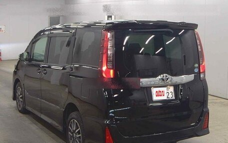 Toyota Noah III, 2015 год, 1 775 000 рублей, 2 фотография