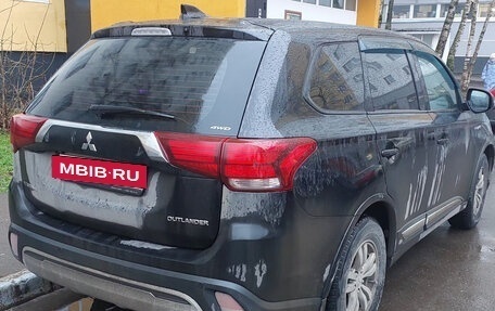 Mitsubishi Outlander III рестайлинг 3, 2019 год, 1 900 000 рублей, 3 фотография