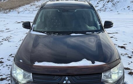 Mitsubishi Outlander III рестайлинг 3, 2013 год, 1 570 000 рублей, 2 фотография