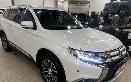 Mitsubishi Outlander III рестайлинг 3, 2015 год, 1 680 000 рублей, 2 фотография