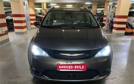 Chrysler Pacifica (RU), 2019 год, 3 950 000 рублей, 1 фотография