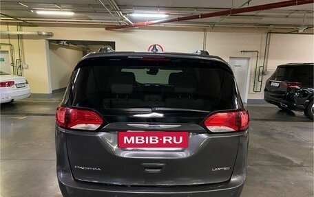 Chrysler Pacifica (RU), 2019 год, 3 950 000 рублей, 2 фотография