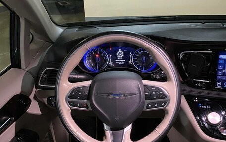 Chrysler Pacifica (RU), 2019 год, 3 950 000 рублей, 17 фотография
