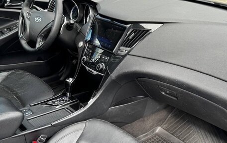 Hyundai Sonata VI, 2011 год, 950 000 рублей, 24 фотография