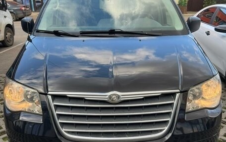 Chrysler Town & Country V рестайлинг, 2009 год, 1 700 000 рублей, 2 фотография