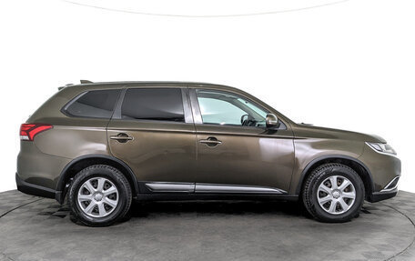 Mitsubishi Outlander III рестайлинг 3, 2018 год, 1 690 000 рублей, 4 фотография