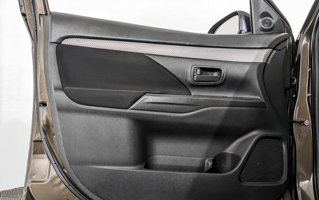 Mitsubishi Outlander III рестайлинг 3, 2018 год, 1 690 000 рублей, 19 фотография