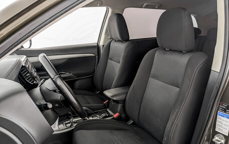 Mitsubishi Outlander III рестайлинг 3, 2018 год, 1 690 000 рублей, 20 фотография