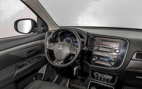 Mitsubishi Outlander III рестайлинг 3, 2018 год, 1 690 000 рублей, 27 фотография