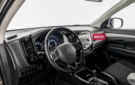 Mitsubishi Outlander III рестайлинг 3, 2018 год, 1 690 000 рублей, 16 фотография