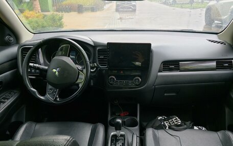 Mitsubishi Outlander III рестайлинг 3, 2015 год, 1 670 000 рублей, 9 фотография