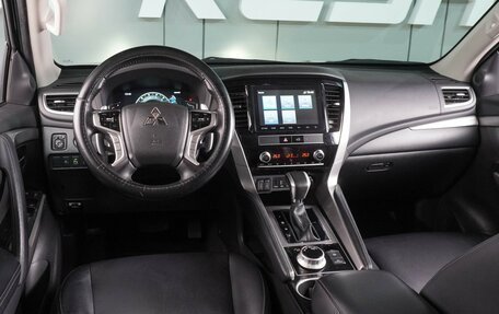 Mitsubishi Montero Sport, 2022 год, 3 900 000 рублей, 6 фотография