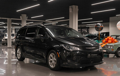 Chrysler Pacifica (RU), 2017 год, 2 850 000 рублей, 2 фотография