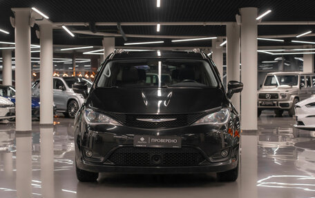 Chrysler Pacifica (RU), 2017 год, 2 850 000 рублей, 3 фотография