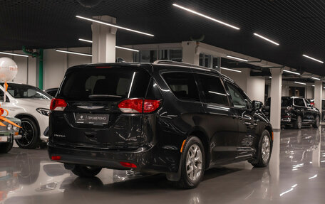 Chrysler Pacifica (RU), 2017 год, 2 850 000 рублей, 5 фотография