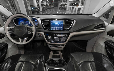 Chrysler Pacifica (RU), 2017 год, 2 850 000 рублей, 8 фотография