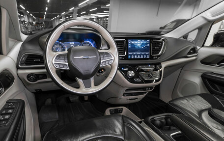 Chrysler Pacifica (RU), 2017 год, 2 850 000 рублей, 7 фотография