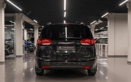 Chrysler Pacifica (RU), 2017 год, 2 850 000 рублей, 6 фотография