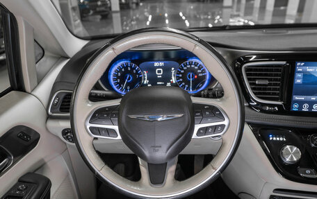 Chrysler Pacifica (RU), 2017 год, 2 850 000 рублей, 11 фотография