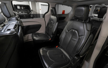 Chrysler Pacifica (RU), 2017 год, 2 850 000 рублей, 13 фотография