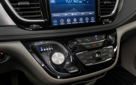 Chrysler Pacifica (RU), 2017 год, 2 850 000 рублей, 21 фотография