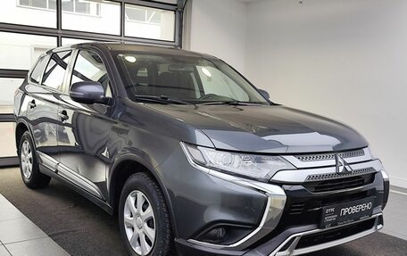 Mitsubishi Outlander III рестайлинг 3, 2020 год, 1 999 000 рублей, 3 фотография