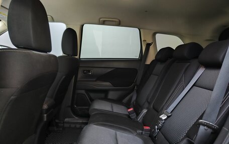 Mitsubishi Outlander III рестайлинг 3, 2020 год, 1 999 000 рублей, 15 фотография