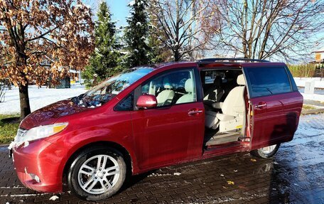 Toyota Sienna III, 2013 год, 2 550 000 рублей, 1 фотография