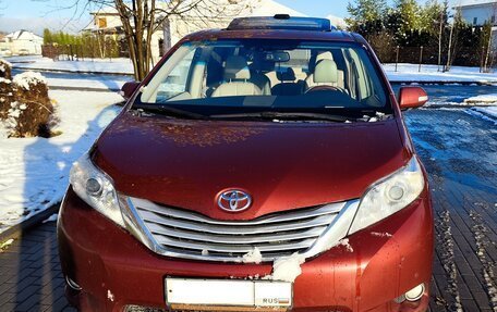 Toyota Sienna III, 2013 год, 2 550 000 рублей, 3 фотография