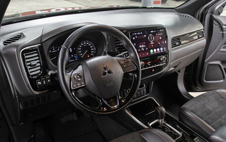 Mitsubishi Outlander III рестайлинг 3, 2021 год, 2 898 000 рублей, 15 фотография