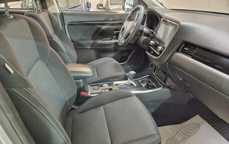 Mitsubishi Outlander III рестайлинг 3, 2021 год, 2 490 000 рублей, 8 фотография