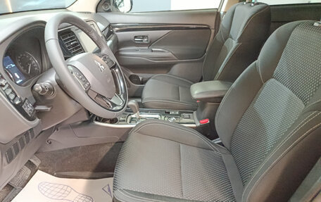 Mitsubishi Outlander III рестайлинг 3, 2021 год, 2 490 000 рублей, 7 фотография