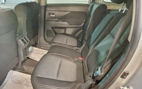 Mitsubishi Outlander III рестайлинг 3, 2021 год, 2 490 000 рублей, 14 фотография