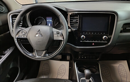 Mitsubishi Outlander III рестайлинг 3, 2021 год, 2 490 000 рублей, 10 фотография