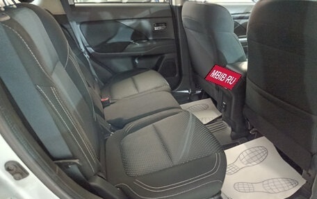 Mitsubishi Outlander III рестайлинг 3, 2021 год, 2 490 000 рублей, 15 фотография