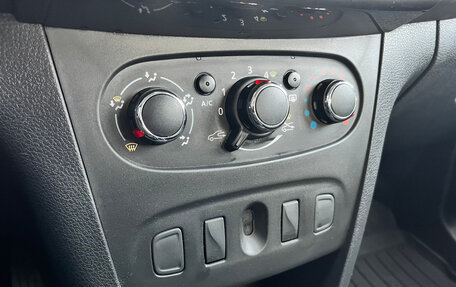 Renault Logan II, 2019 год, 1 230 000 рублей, 13 фотография