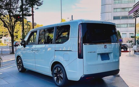 Honda Stepwgn, 2023 год, 2 400 000 рублей, 2 фотография