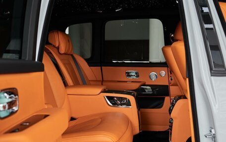 Rolls-Royce Cullinan, 2025 год, 62 000 000 рублей, 14 фотография