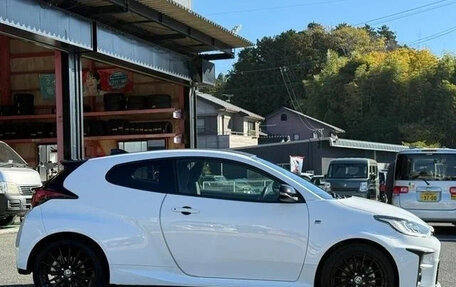 Toyota Yaris, 2022 год, 1 490 007 рублей, 4 фотография