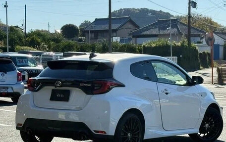 Toyota Yaris, 2022 год, 1 490 007 рублей, 5 фотография