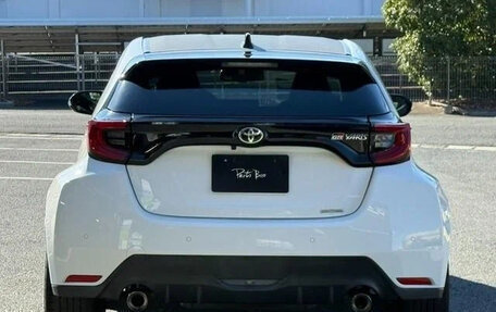 Toyota Yaris, 2022 год, 1 490 007 рублей, 6 фотография