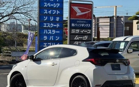 Toyota Yaris, 2022 год, 1 490 007 рублей, 7 фотография