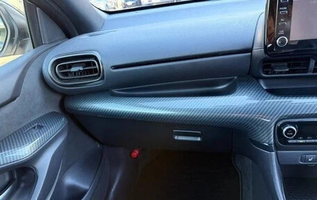 Toyota Yaris, 2022 год, 1 490 007 рублей, 23 фотография