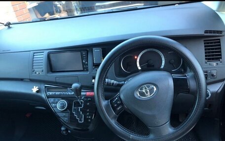 Toyota ISis I, 2011 год, 1 300 000 рублей, 3 фотография