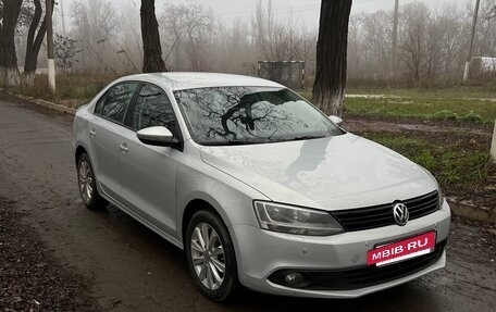Volkswagen Jetta VI, 2011 год, 848 000 рублей, 2 фотография