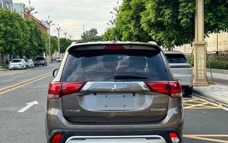 Mitsubishi Outlander III рестайлинг 3, 2021 год, 2 450 000 рублей, 2 фотография