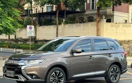 Mitsubishi Outlander III рестайлинг 3, 2021 год, 2 450 000 рублей, 4 фотография