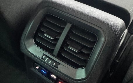 Volkswagen Tiguan II, 2021 год, 3 599 000 рублей, 18 фотография