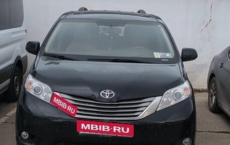 Toyota Sienna III, 2015 год, 2 800 000 рублей, 2 фотография
