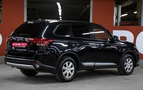 Mitsubishi Outlander III рестайлинг 3, 2016 год, 1 898 000 рублей, 5 фотография